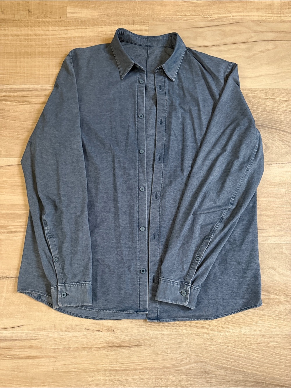 lululemon athletica Men's Long Sleeve Button-Down Shirt in Charcoal Gray